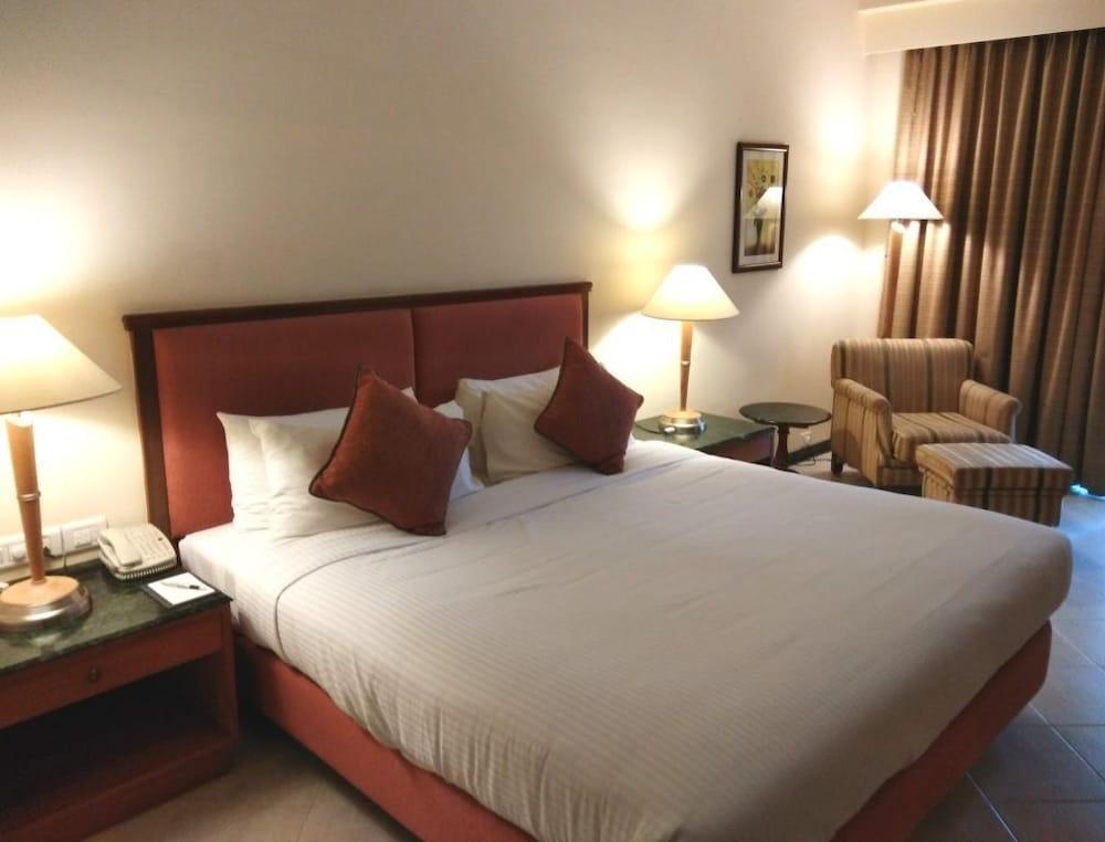 ปาล์ม เมดโดวส์ รีสอร์ต Hotel บังกาลอร์ ภายนอก รูปภาพ